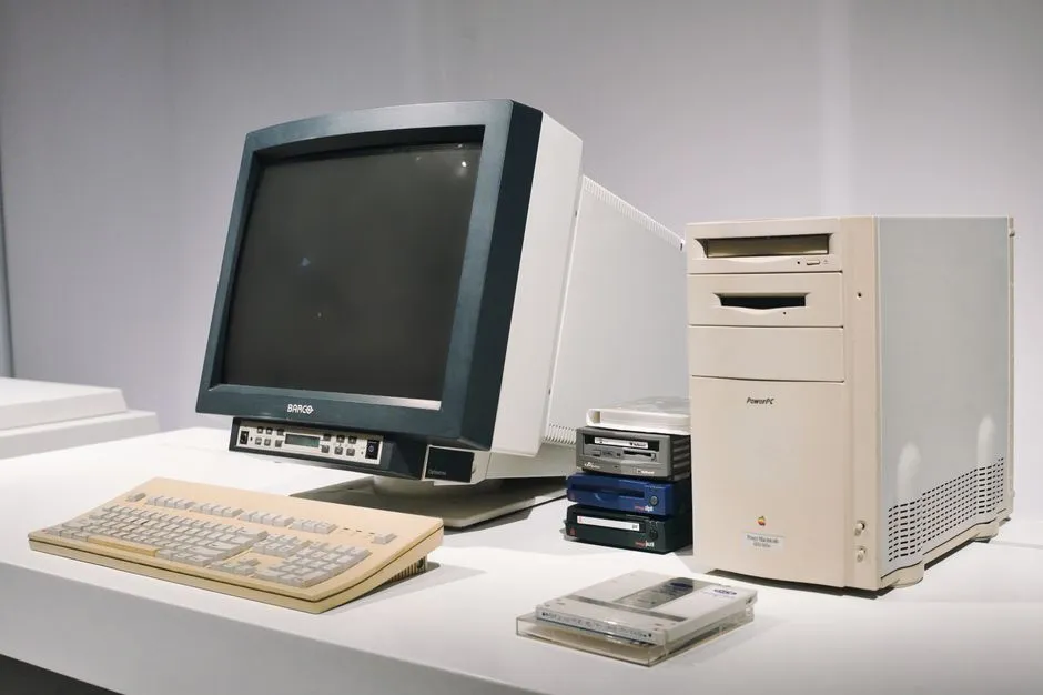 Vintage desktop computer with a CRT monitor and keyboard, evoking the late-90s desktop-customization era this site is nostalgic for